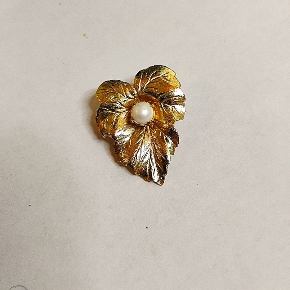 Vintage Signed Sarah Coventry‎ Gold Leaf Simulated Pearl Brooch